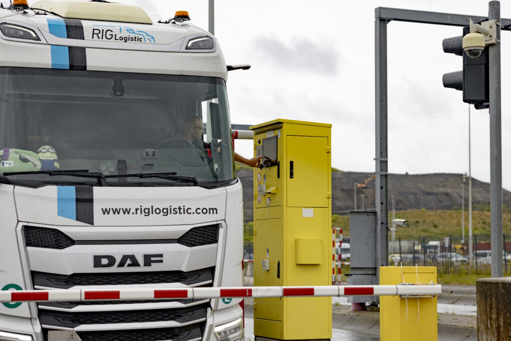 Vrachtwagen aan kiosk met slagboom